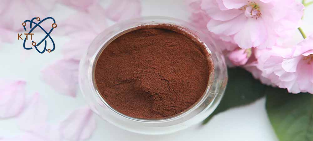 پودر قهوه ای تیره لیگنو کلسیم در داخل ظرف شیشه ای