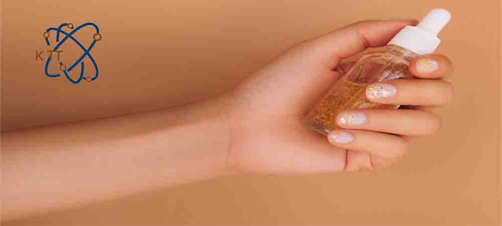 شیشه کوچک حاوی مایع گلیسیرین در دستان شخصی
