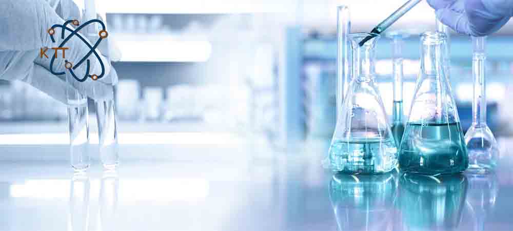 دستاوردهای مهندسی شیمی دو ارلن حاوی مایع و لوله ازمایشگاه حاوی مایع بی رنگ 