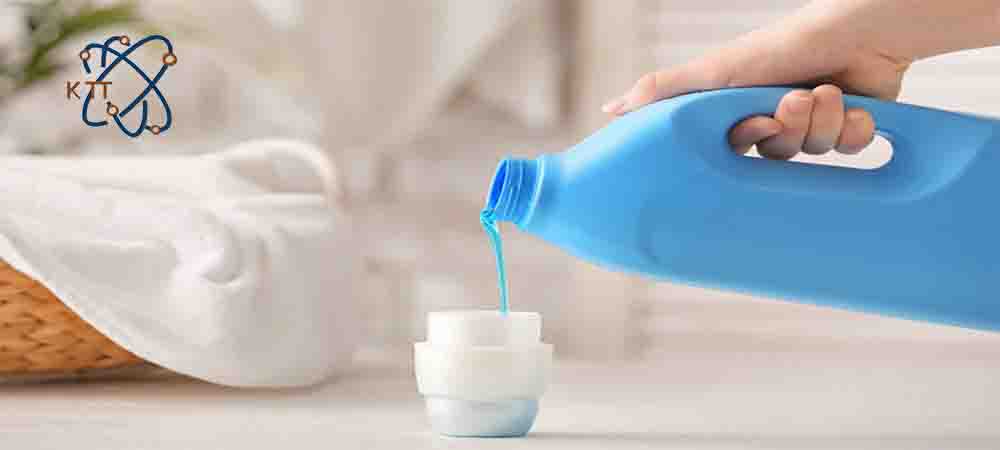 ریختن مایع آبی رنگ نرم کننده پارچه از یک گالن به یک ظرف کوچک پلاستیکی