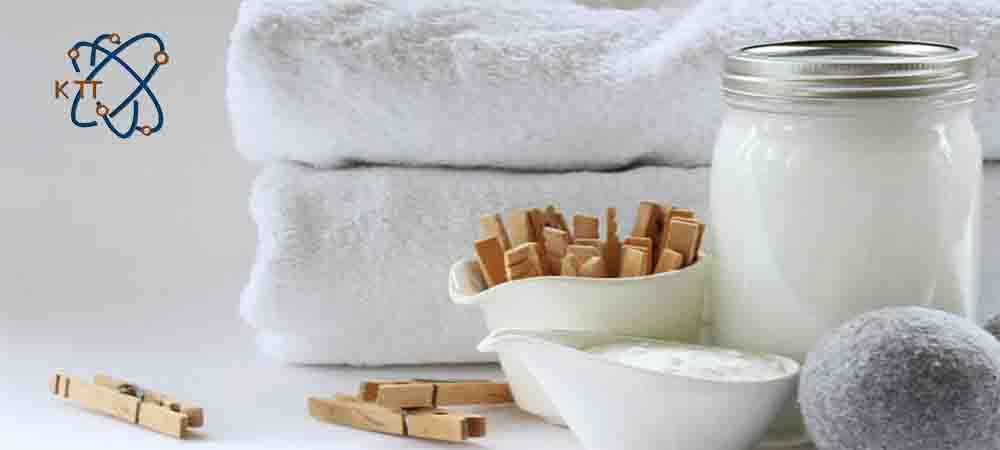 چندین گیره داخل کاسه چینی، دو حوله سفید تاشده روی هم و کاسه ای حاوی ماده ای سفید